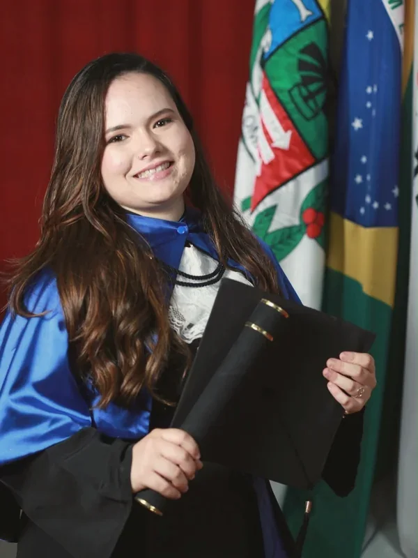 Thalyta segurando o canudo de formatura