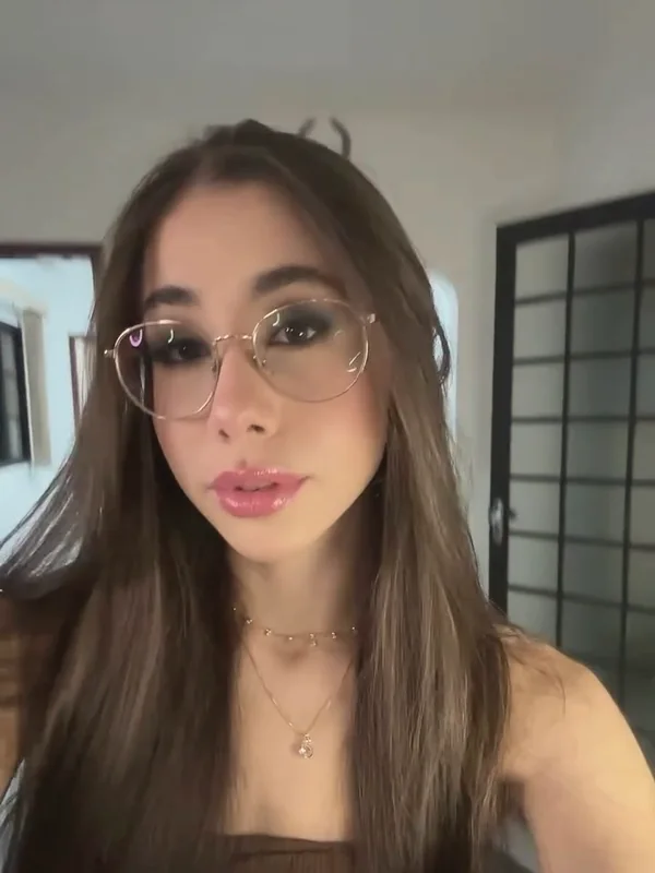 Gabriela de óculos no estúdio, maquiagem pronta