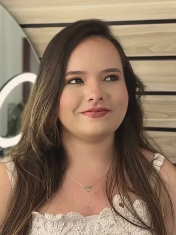 Thalyta de blusa de renda branca, maquiagem pronta sob o ring light