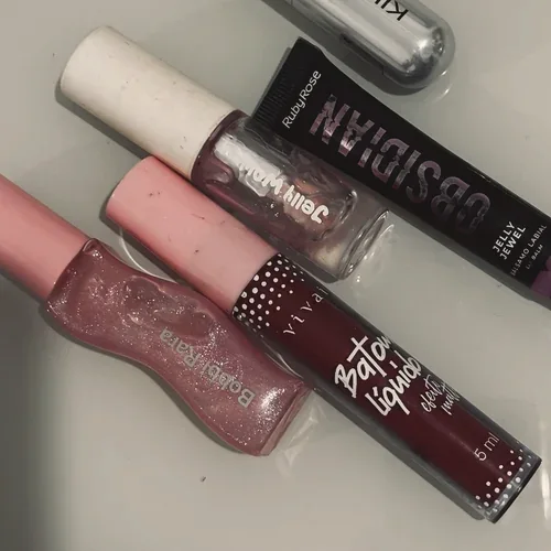 Batons líquidos e gloss em tons de rosa